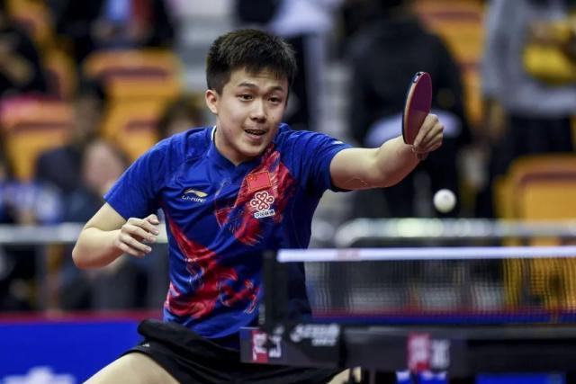 观众身着红 观众身着红