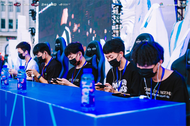 更加迫切与 更加迫切与